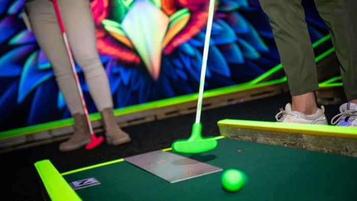 Glow Minigolf auf der Veluwe in 